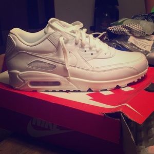 The shoes size is 10.5. Comes with the box